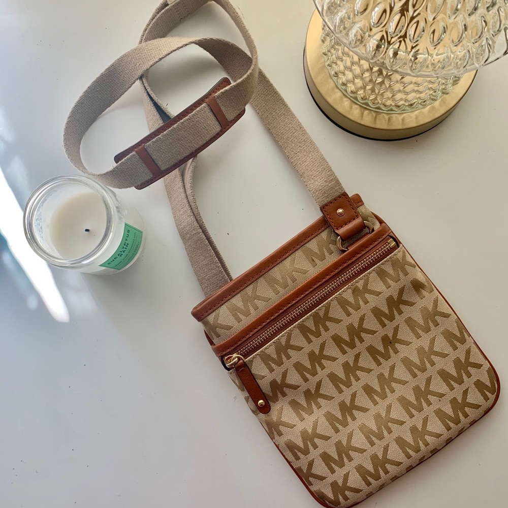 Michael Kors MK Signature crossbody